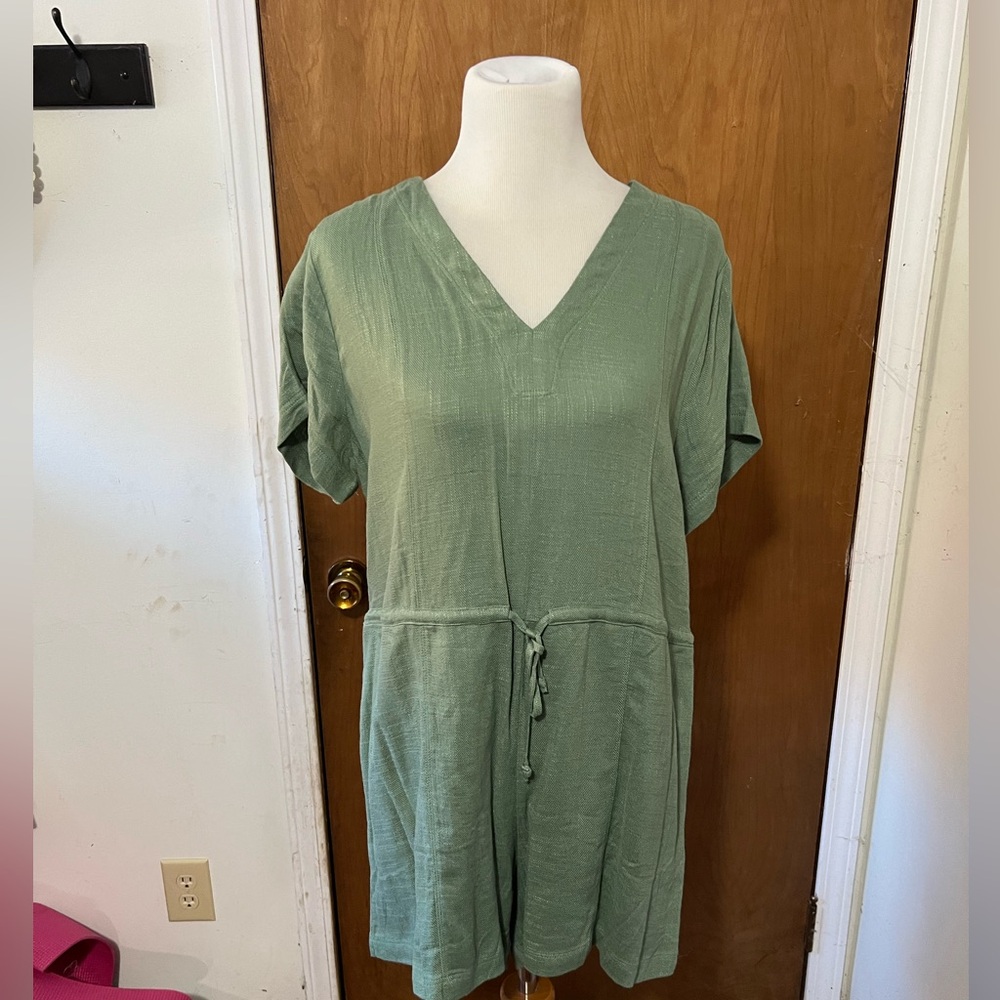 BNWT romper!! Size M.